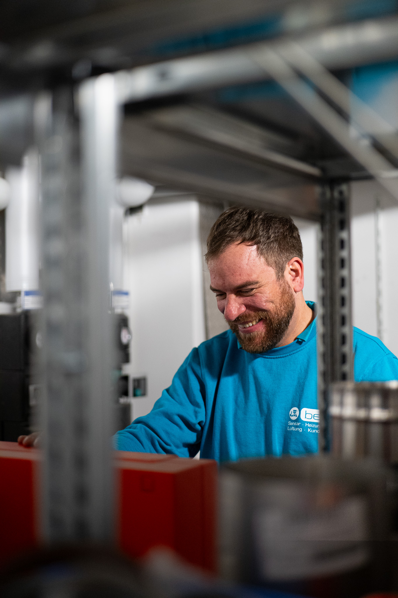 Lächelnder Beck-Mitarbeiter bei der Arbeit im Lager