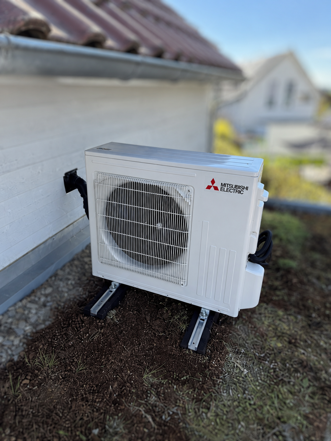 Außeneinheit einer von der Beck GmbH installierten Mitsubishi-Electric-Klimaanlage